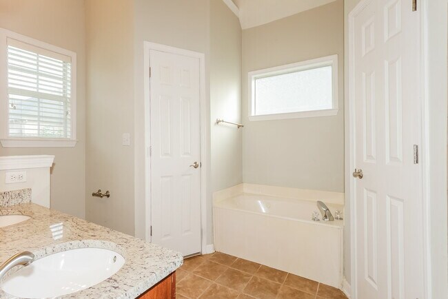 Building Photo - 9921 Greenalder Cove N