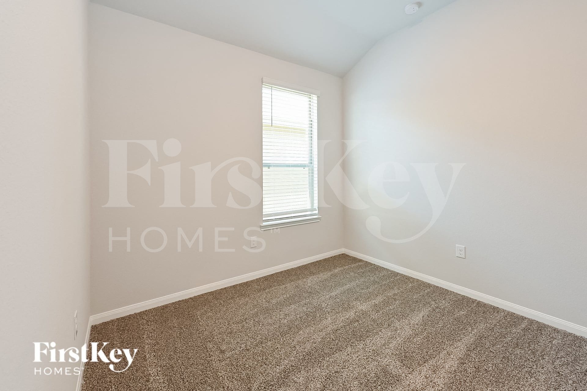 Building Photo - 14785 Country Club Dr