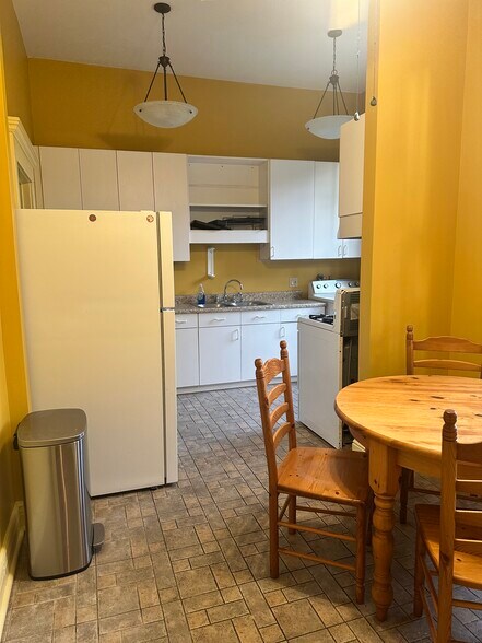 Kitchen - 7800 Jeannette St