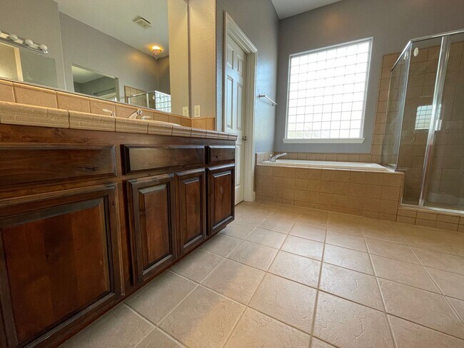 Building Photo - Beautiful 4-Bedroom Home in Prime Rosevill...