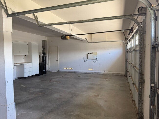 Building Photo - 841 Rosebud Dr