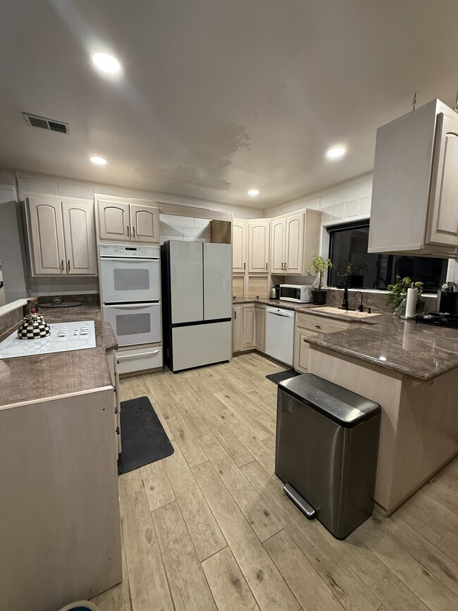 Kitchen - 24131 Starlight Mountain Rd