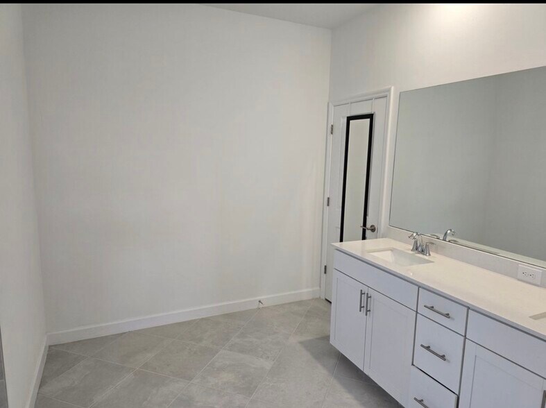 Building Photo - 15242 Serene Shores Loop