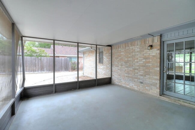 Building Photo - 3121 Seafoam Dr