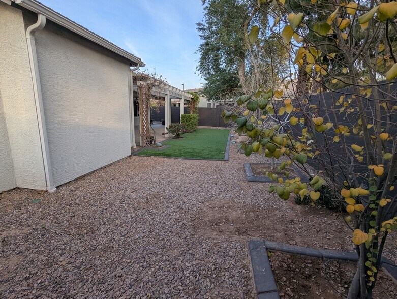 Building Photo - 267 E Smoke Tree Rd