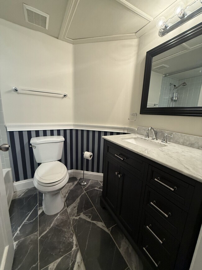 Building Photo - 2810 N Oakland Forest Dr