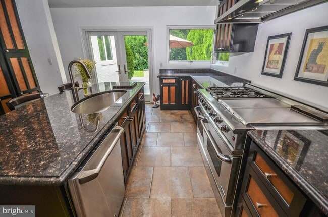 Building Photo - 3313 W Coquelin Terrace