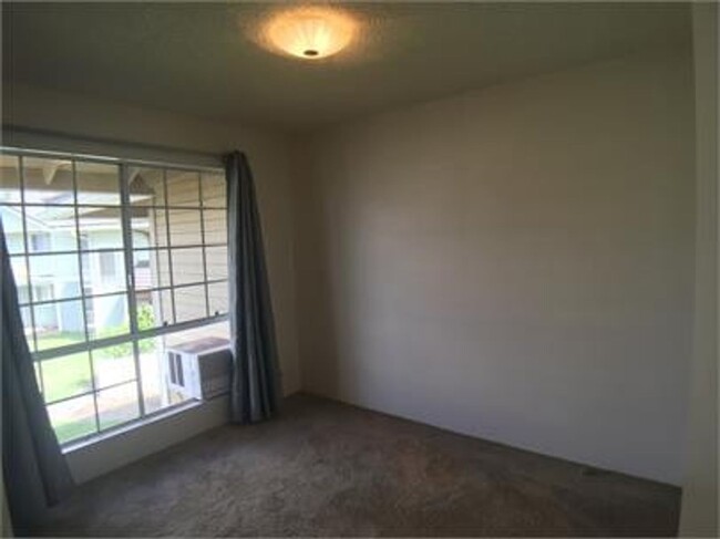 Building Photo - Great 2bd/1.5ba unit with 2 parking stalls...