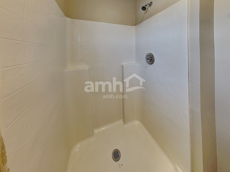 Building Photo - 16000 Wilkinson Dr