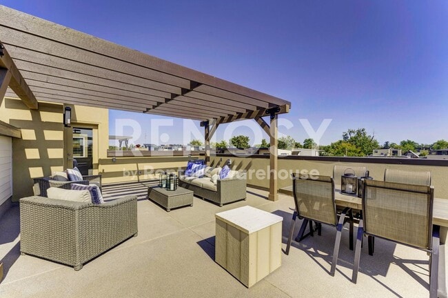 Building Photo - Prime Luxury Berkeley Townhouse with Rooftop Deck AVAILABLE NOW