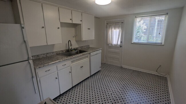 Building Photo - SUPER CUTE 1 BDRM IN DUPLEX HOME IN SLOAN'S LAKE AREA! GARAGE AND FENCED YARD!