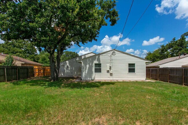Building Photo - 3/2 Move-In Ready with Washer, Dryer, Refrigerator & Lawn Care Included!