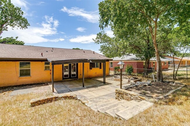 Building Photo - Amazing Home in Western Hills- 3 bed, 1.5 ...