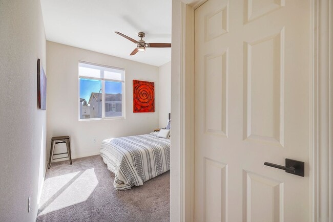 Building Photo - Beautiful 2 story Home for rent in Visalia...