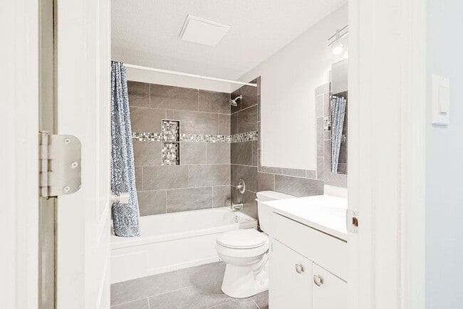 Building Photo - Spacious 2BR/1BA in Pembroke Gardens!