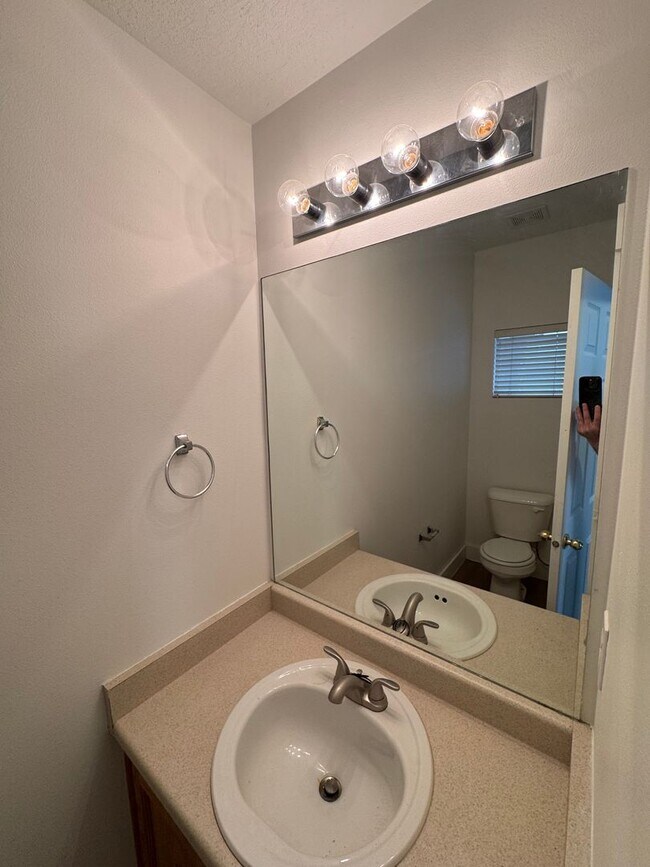 Building Photo - Amazing Riverton Townhome in Aspen Springs!