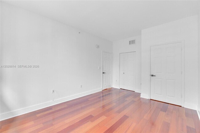 Building Photo - 1155 Brickell Bay Dr