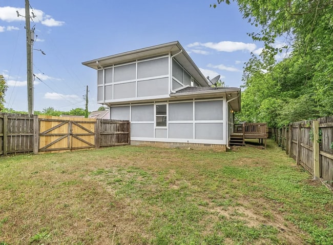 Building Photo - 4 Bedroom Home with Main-Level Primary and Fenced Backyard