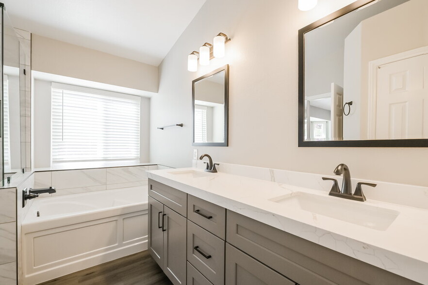 Building Photo - 305 Vallarte Dr