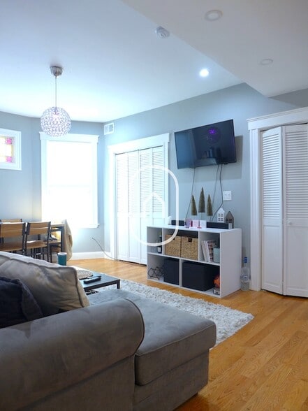 Building Photo - 1615 Tremont St