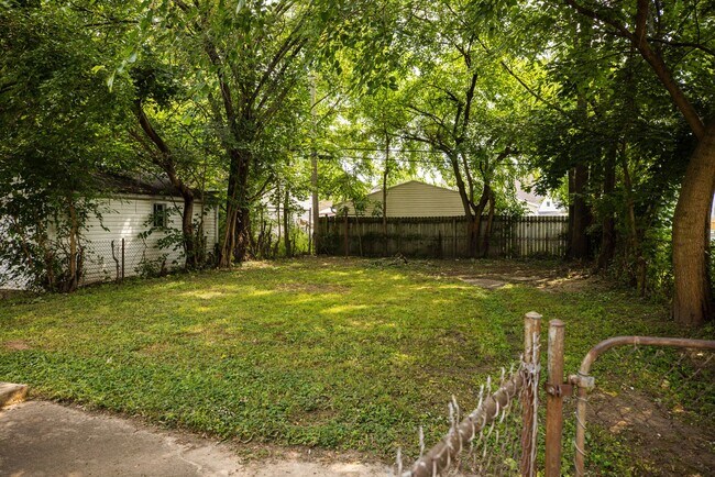Building Photo - Beautiful three bedroom home with fenced i...
