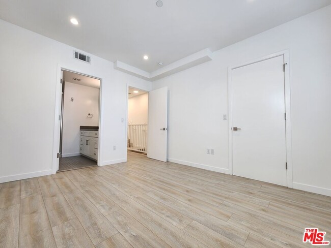 Building Photo - 1149 1/2 Fedora St
