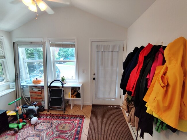 Building Photo - 5837 Edgehill Dr