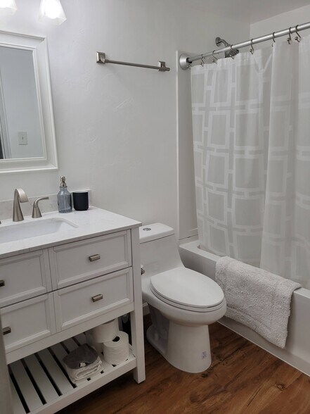 Hall Bath - 1634 E Copper St