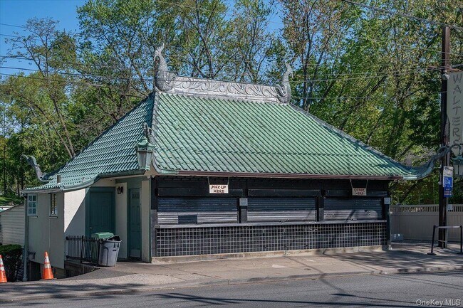Building Photo - 422 E Boston Post Rd