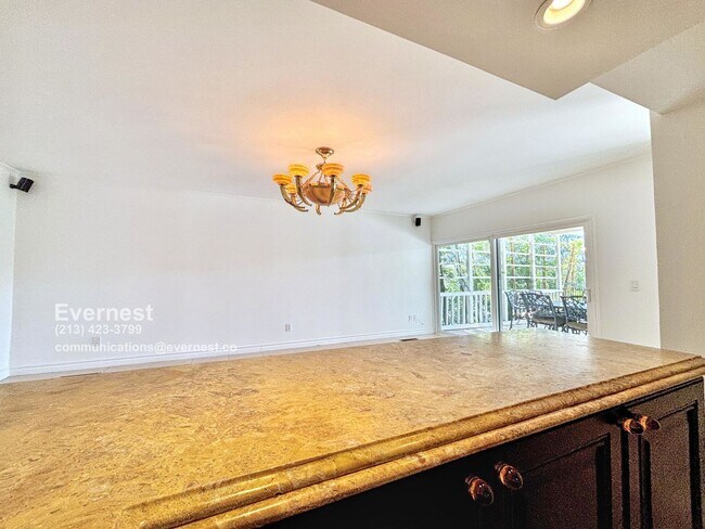 Building Photo - 10211 Clematis Ct