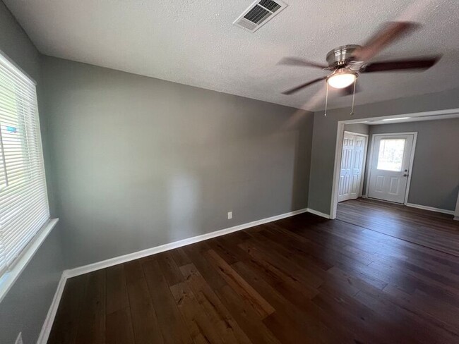 Building Photo - 400 Libby Ln