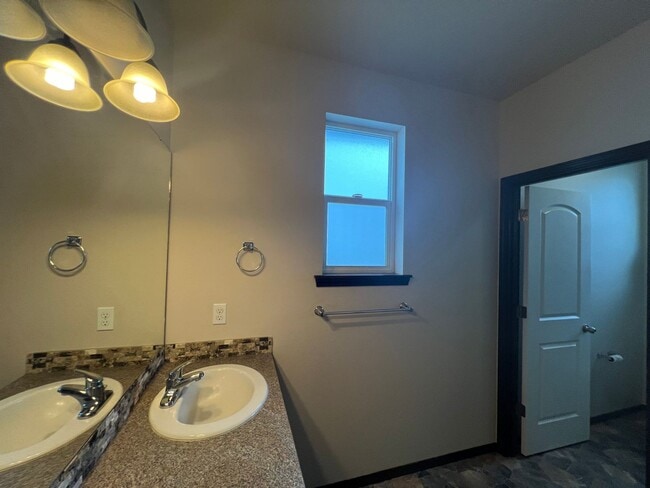 Building Photo - Move in special $400 off first months rent!