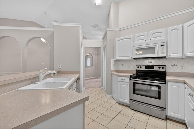 Building Photo - Available NOW - 3/2 Split Plan Home in Eustis with large Florida Rm!