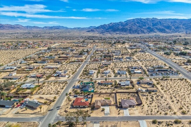 Building Photo - 29 Palms home in great neighborhood!