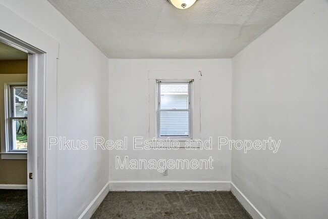 Building Photo - 1328 Struble Ave NE