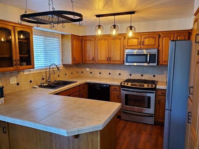 Building Photo - Versatile 4BR/2BA Split-Level South Hill H...