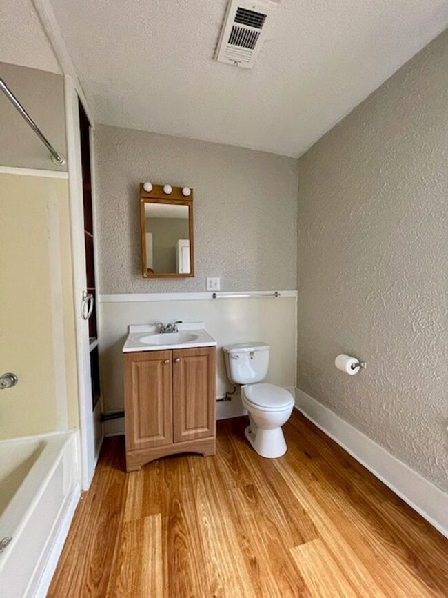 Building Photo - CONVENIENT 1 Bedroom Available!