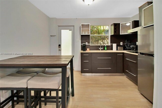 Building Photo - 833 W 39th St