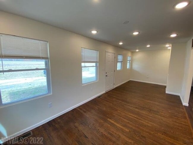 Building Photo - Fully Updated House - Move-In Ready