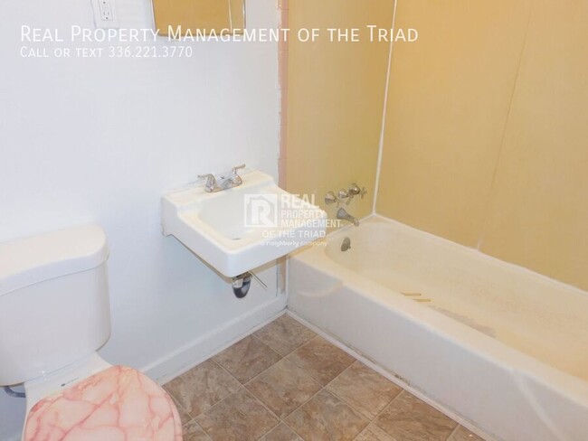 Building Photo - Affordable Tri-plex Unit Available in Gree...