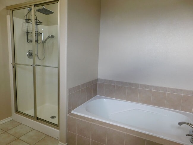 Building Photo - Spacious Duplex in Irish Walk