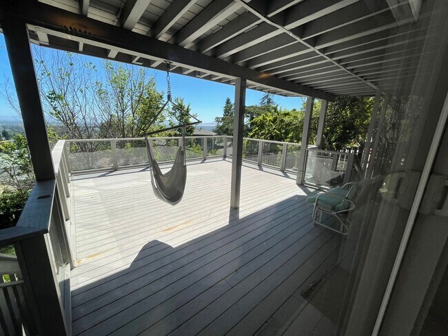 Building Photo - 1915 Oakview Dr