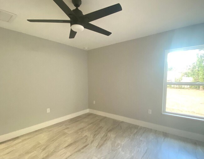 Building Photo - New 3/2 Home in Summerfield!