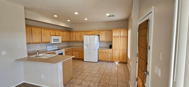 Building Photo - Spectacular 3-bedroom, 2.5 bathroom home F...
