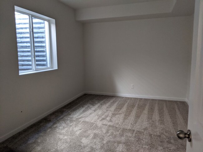 Building Photo - Immaculate 4 Bed 4 Bath Home in School Dis...