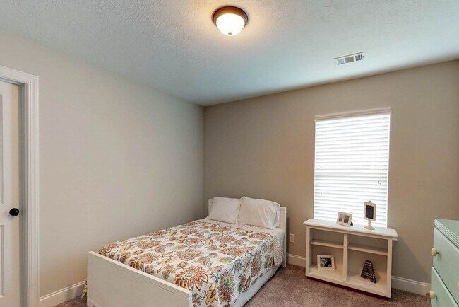 Building Photo - 708 Tree Top Trl