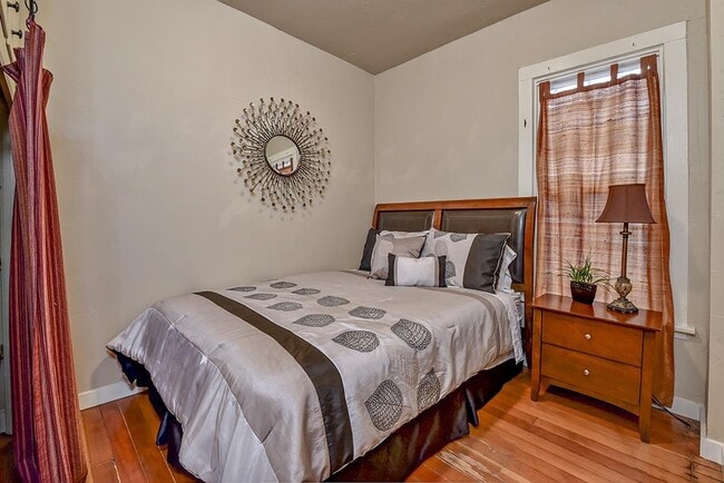 Building Photo - 216 N 19th St