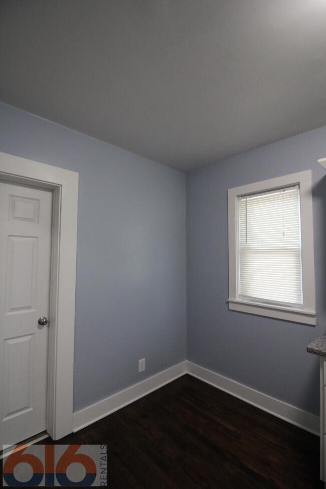 Building Photo - 116 Gold Ave SW