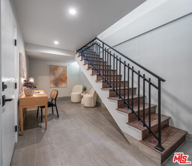 Building Photo - 1153 Beachwood Dr