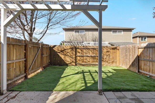 Building Photo - 2350 Finch Ln